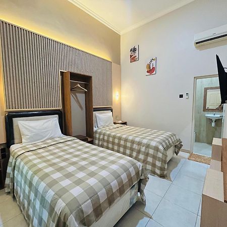 Clover Homestay Probolinggo Exteriör bild