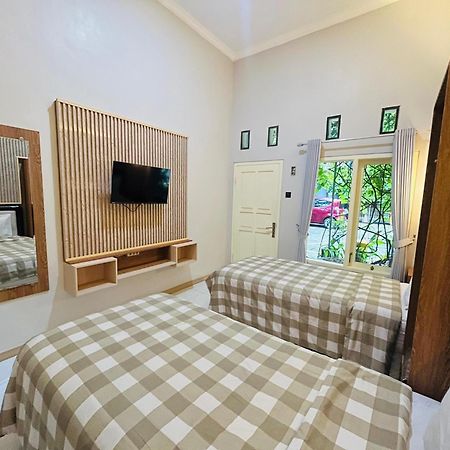 Clover Homestay Probolinggo Exteriör bild