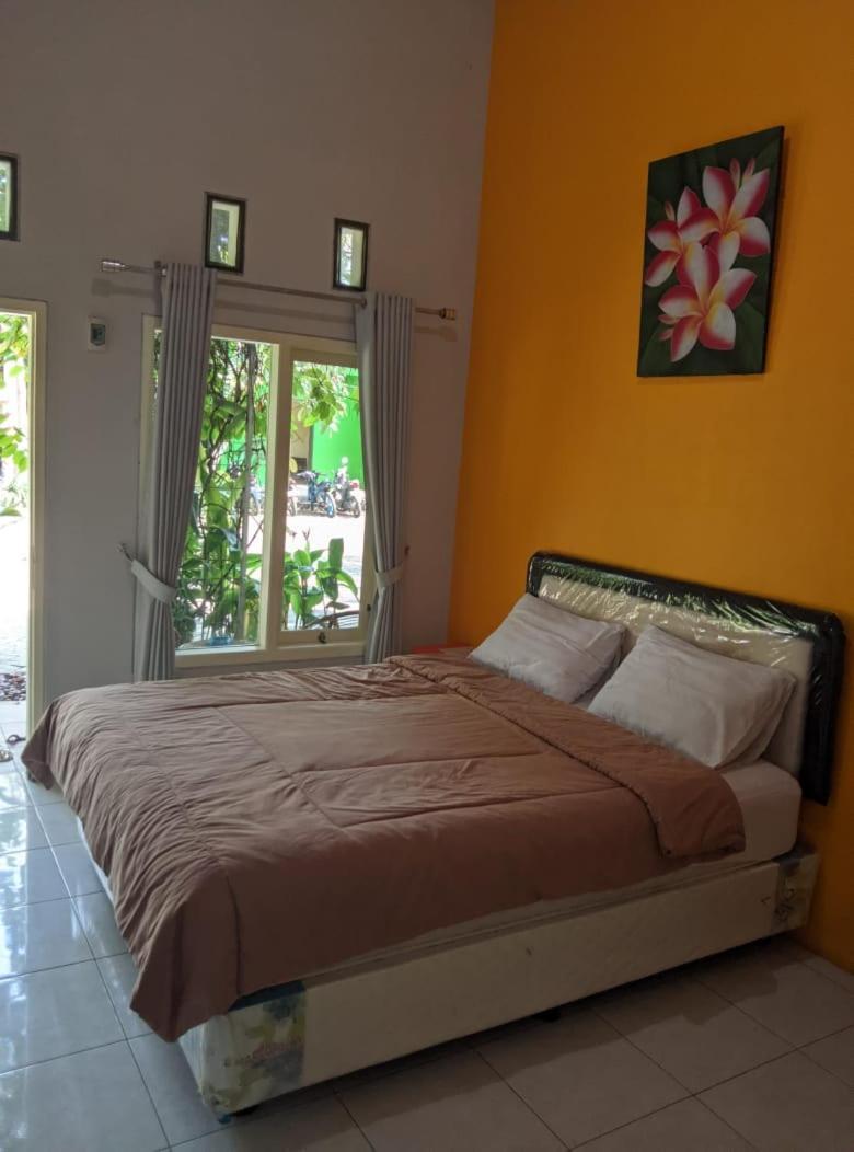 Clover Homestay Probolinggo Exteriör bild