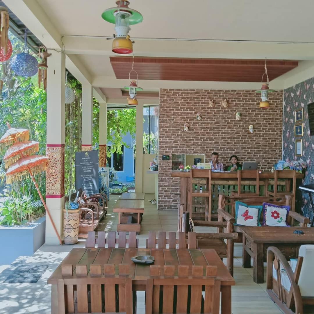 Clover Homestay Probolinggo Exteriör bild
