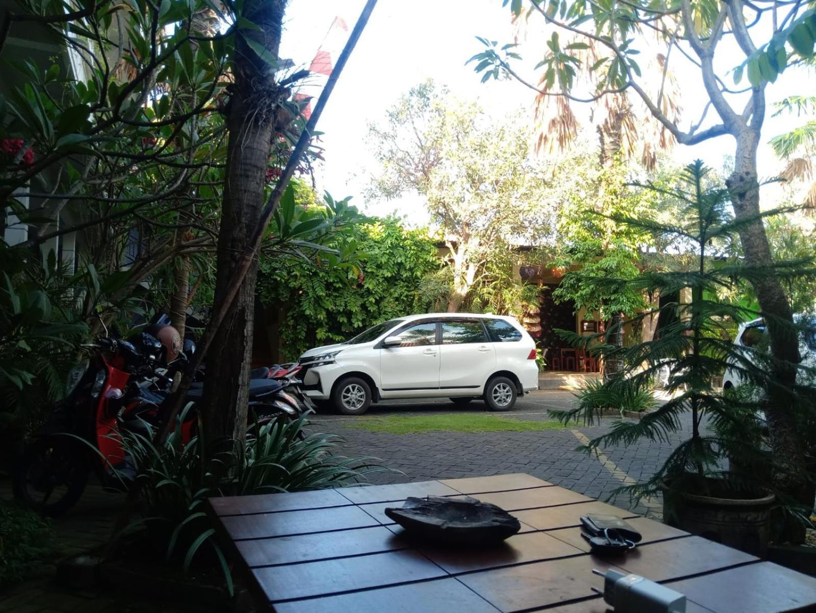 Clover Homestay Probolinggo Exteriör bild