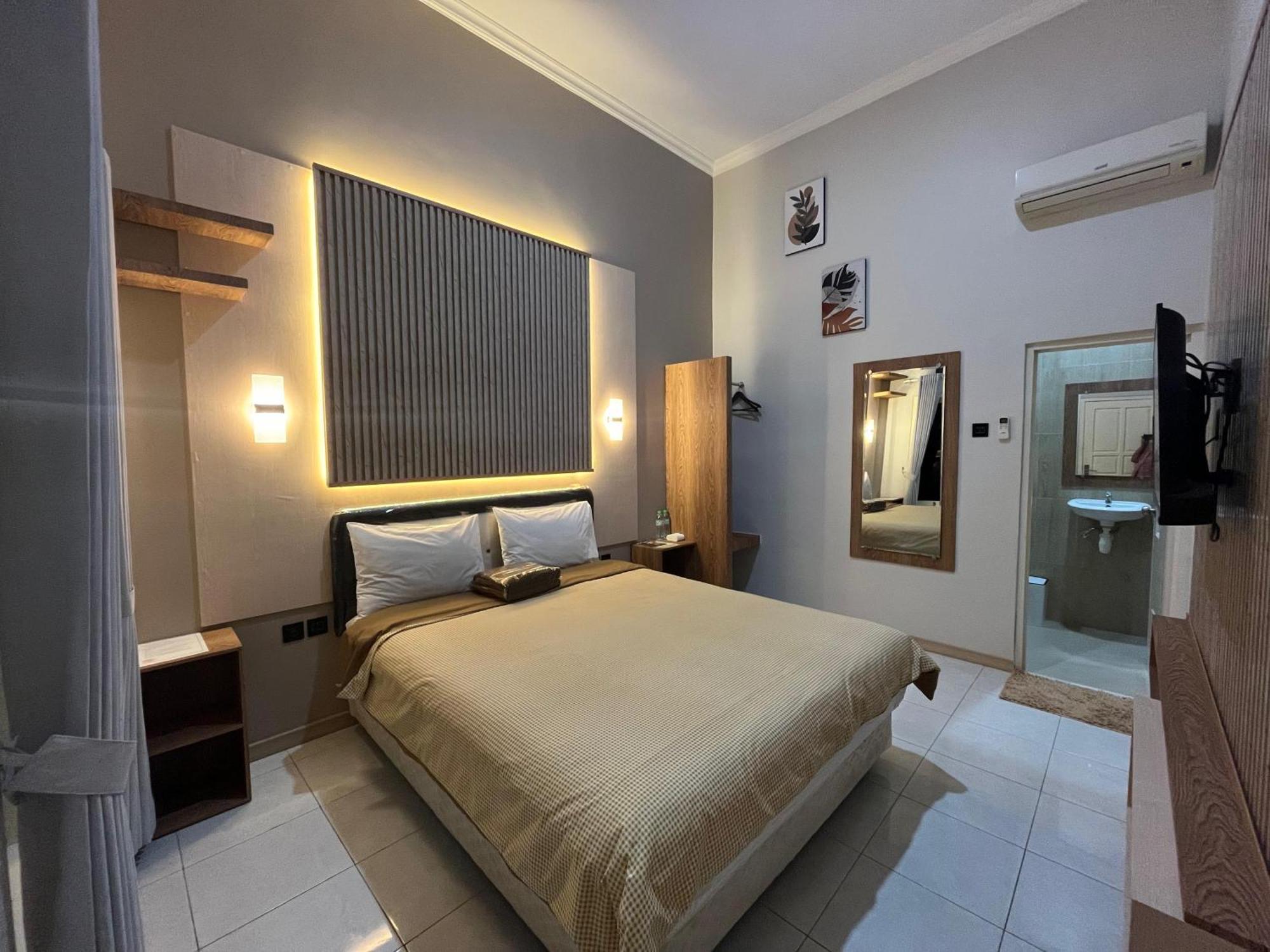 Clover Homestay Probolinggo Exteriör bild
