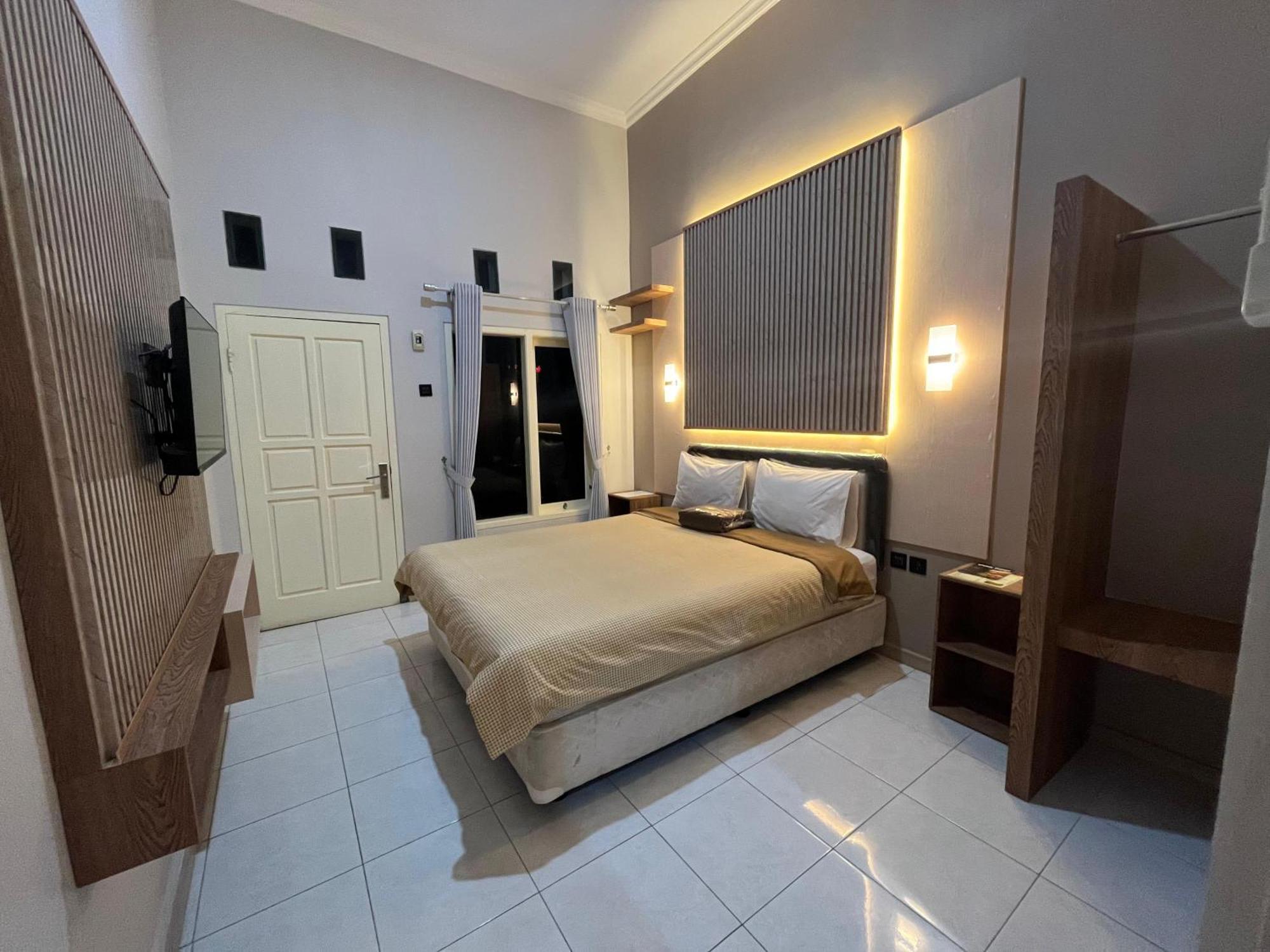 Clover Homestay Probolinggo Exteriör bild