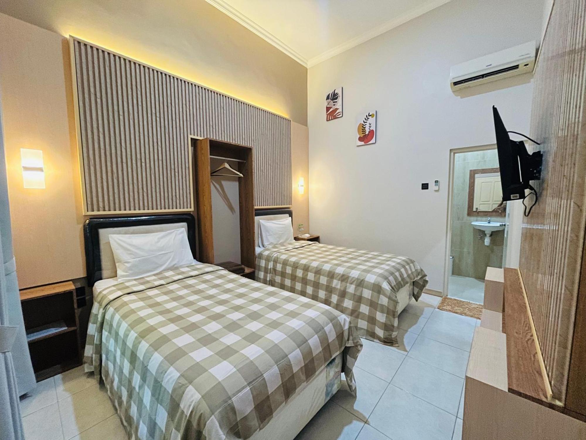 Clover Homestay Probolinggo Exteriör bild