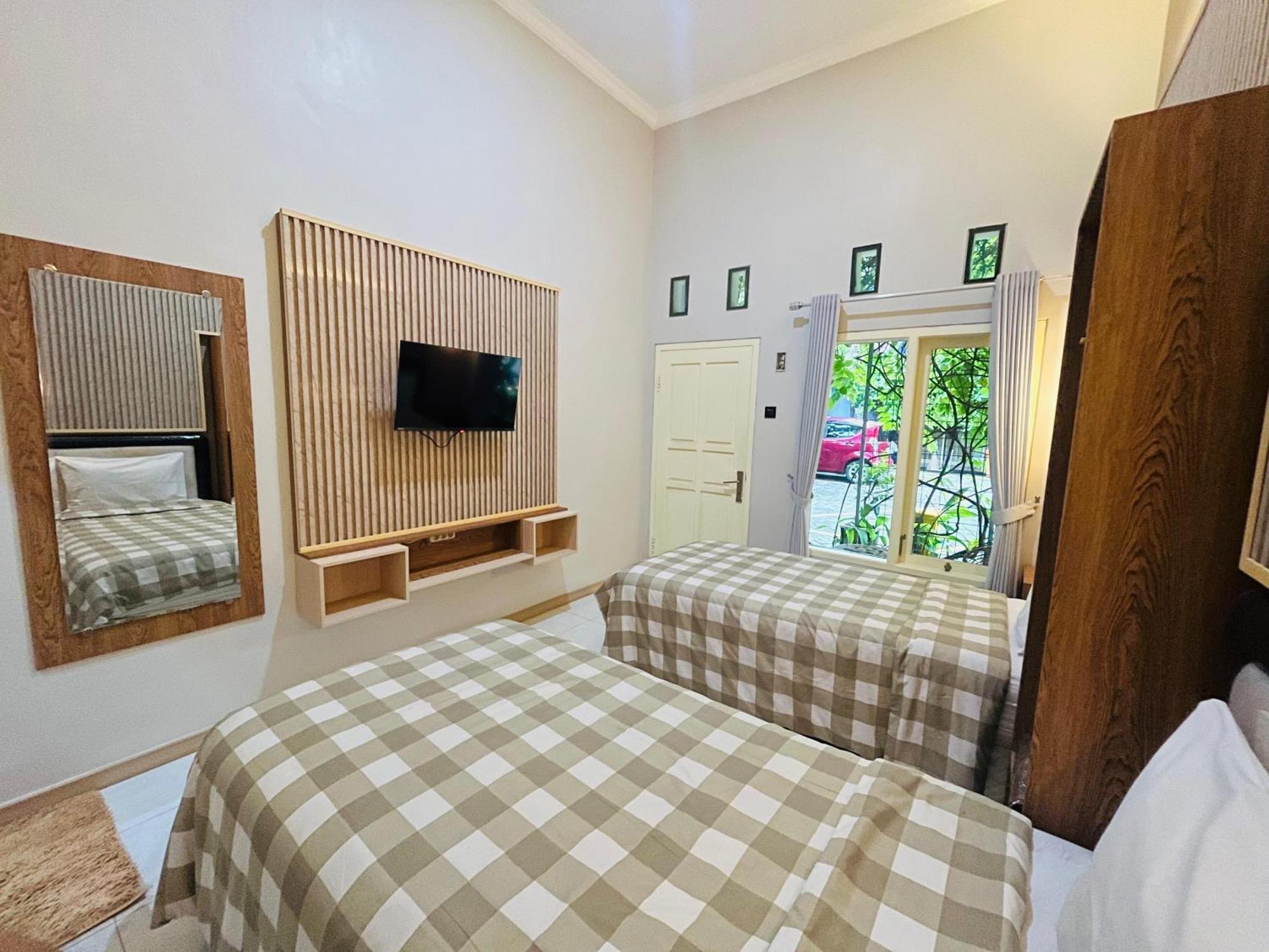 Clover Homestay Probolinggo Exteriör bild