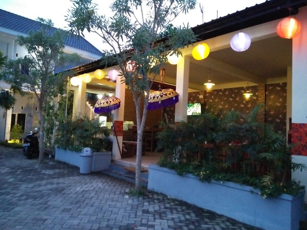 Clover Homestay Probolinggo Exteriör bild