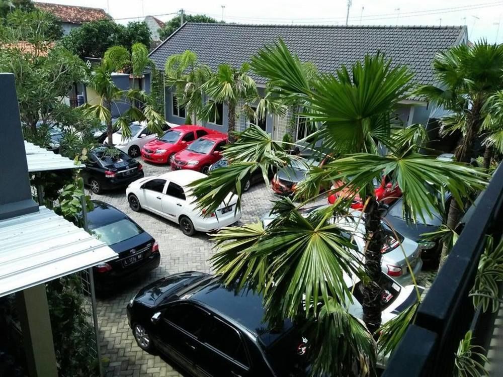 Clover Homestay Probolinggo Exteriör bild