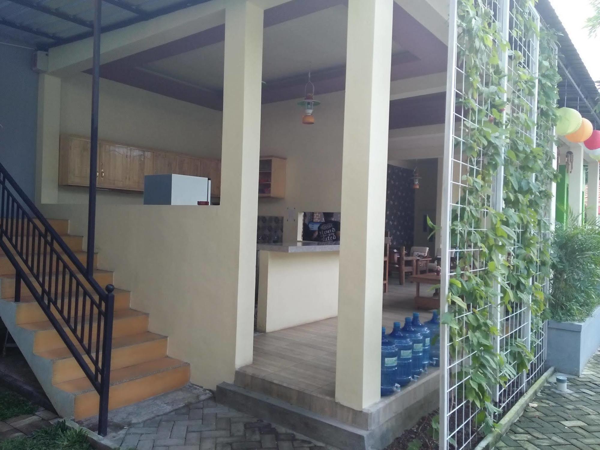 Clover Homestay Probolinggo Exteriör bild