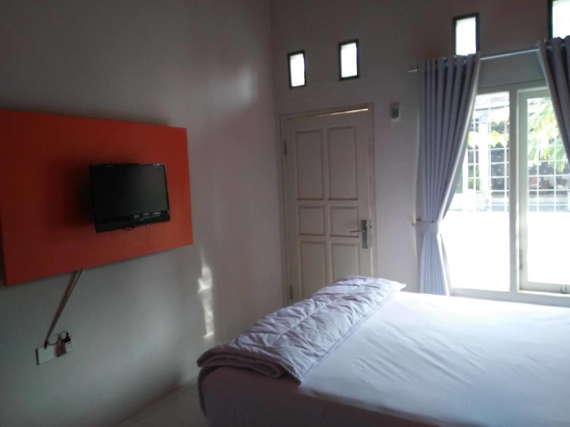 Clover Homestay Probolinggo Exteriör bild