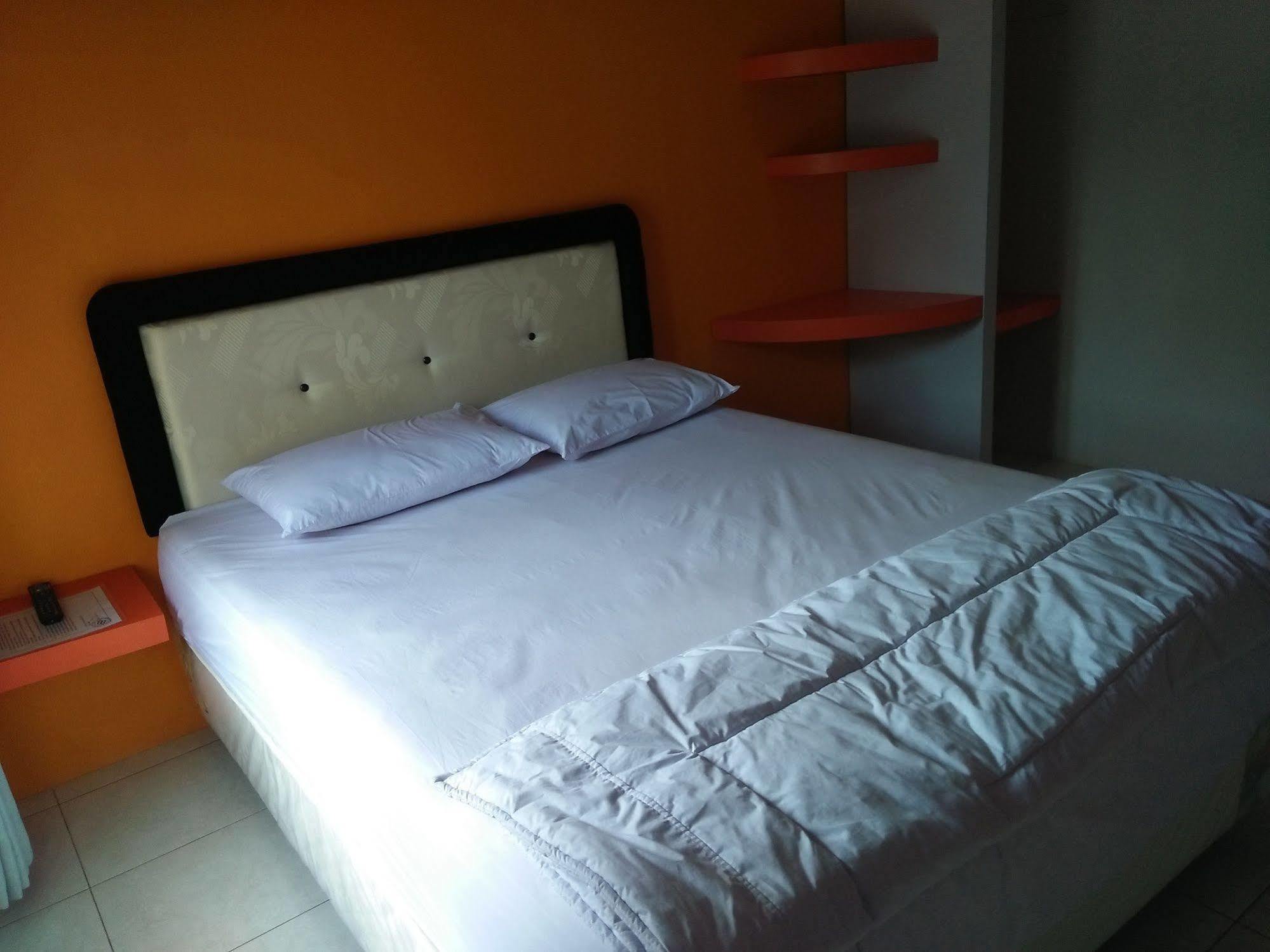 Clover Homestay Probolinggo Exteriör bild